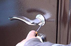 Замена дверной ручки металлической двери в Щигры