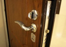 Замена входной двери в квартире в Щигры
